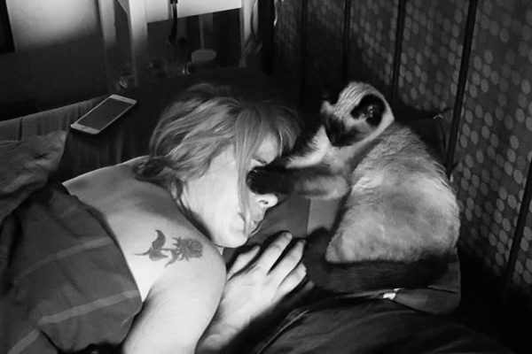 fotografie alb negru cu motan birmanez si fata dormind